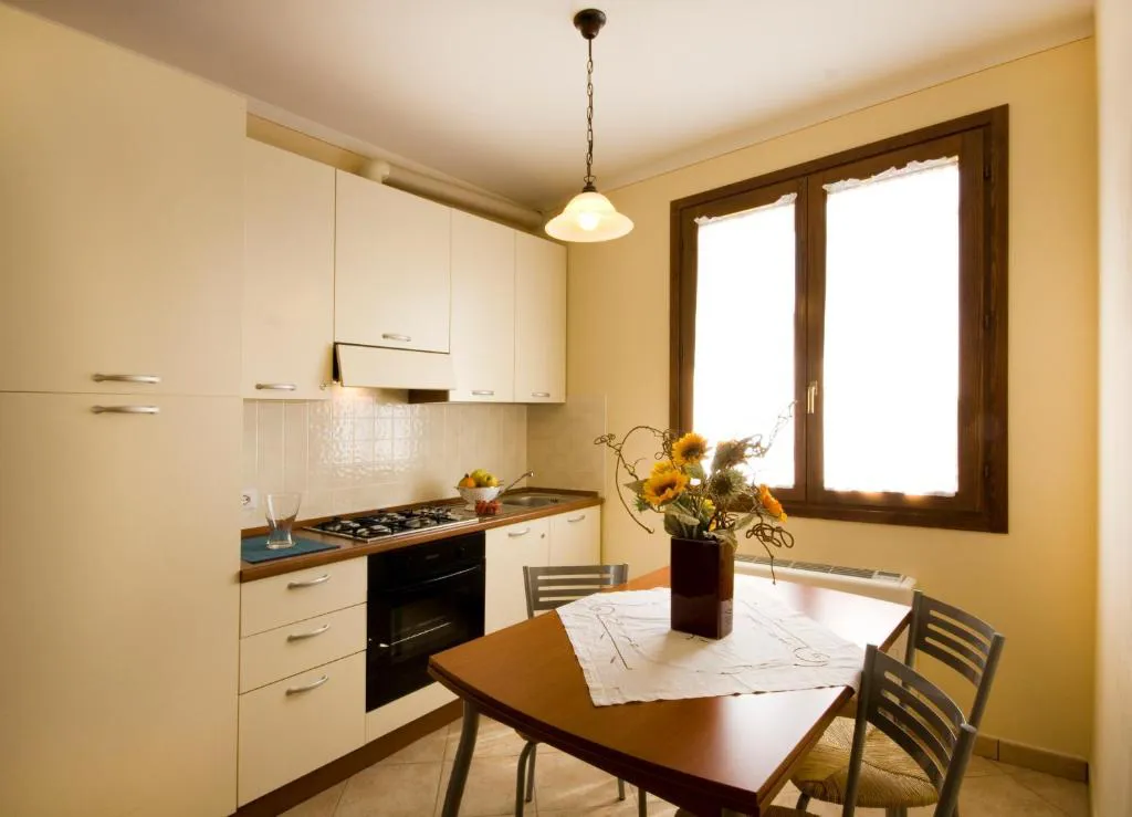 Monolocale con cucina, letto doppio, letto singolo e bagno