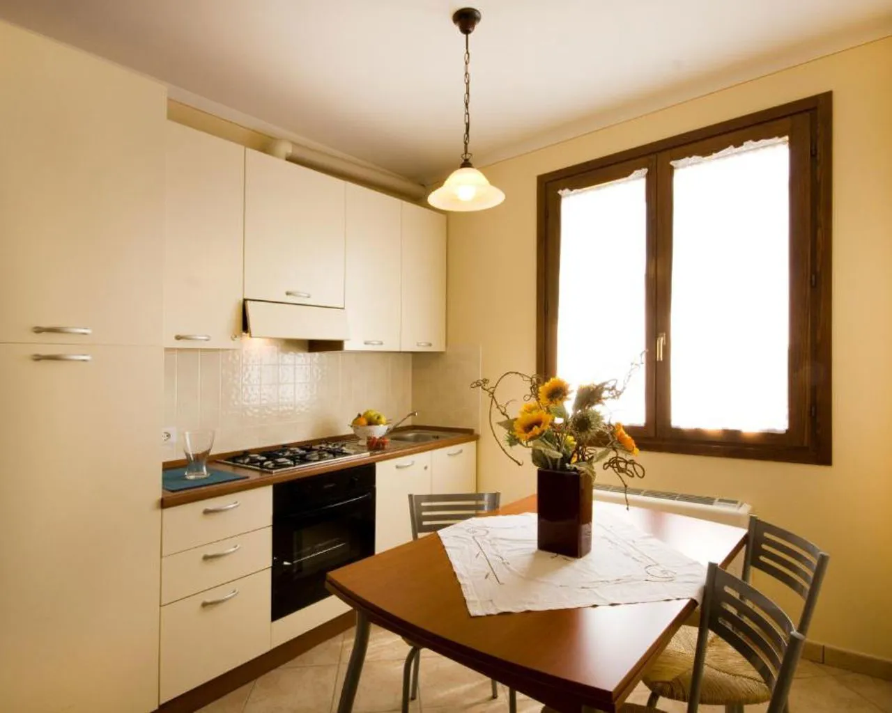 Monolocale con cucina, letto doppio, letto singolo e bagno 