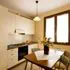 Monolocale con cucina, letto doppio, letto singolo e bagno 
