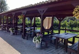 Giardino con tavoli in legno