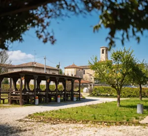 Giardino con pergolato di Cascina Roveri